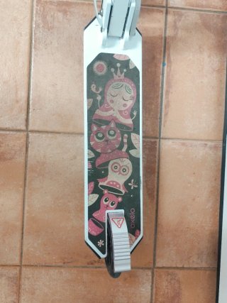 Patinete infantil rosa y blanco