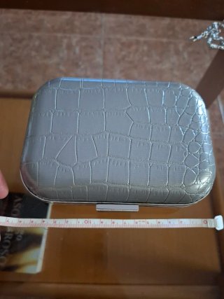 Bolso de mano gris efecto piel cocodrilo