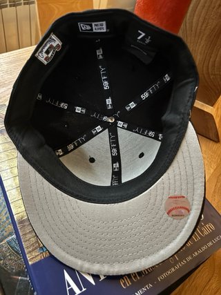 Gorra New Era Negra con Rosas Rojas