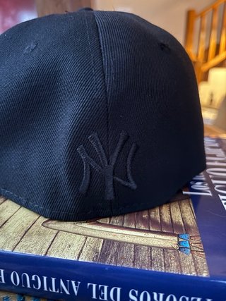 Gorra New Era Negra con Rosas Rojas
