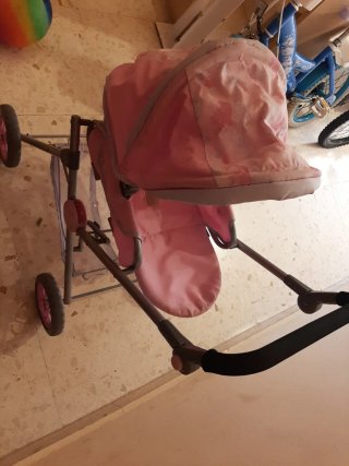 Carrito de muñecas rosa
