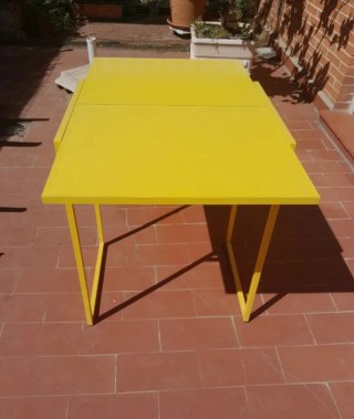 Mesa auxiliar amarilla Ikea