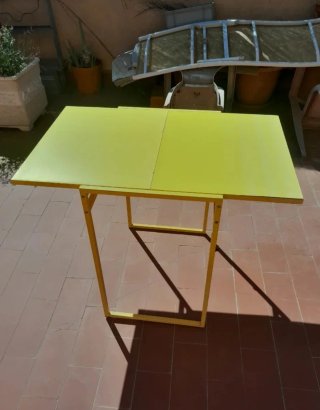 Mesa auxiliar amarilla Ikea
