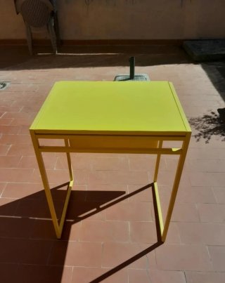 Mesa auxiliar amarilla Ikea