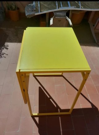 Mesa auxiliar amarilla Ikea