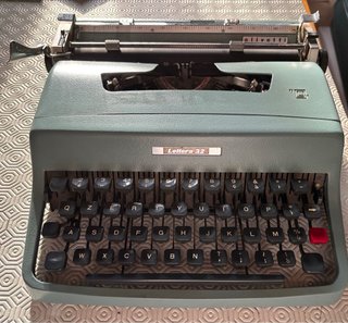 Macchina da scrivere Olivetti Lettera 32