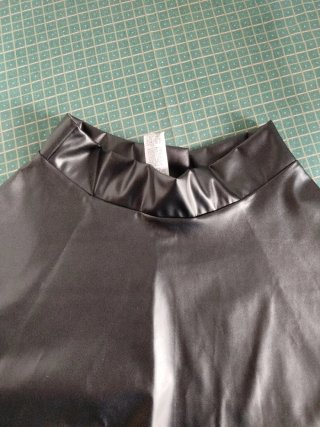 Falda negra efecto piel