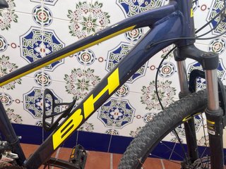 Bicicleta BH azul y amarilla