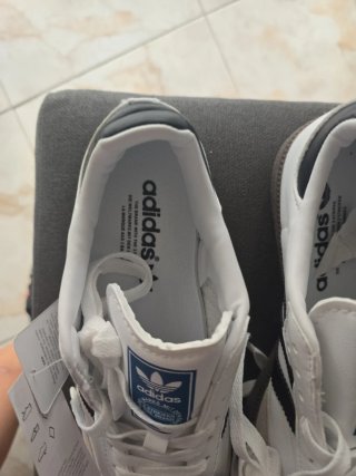 Tenis Adidas Blancos y Beige