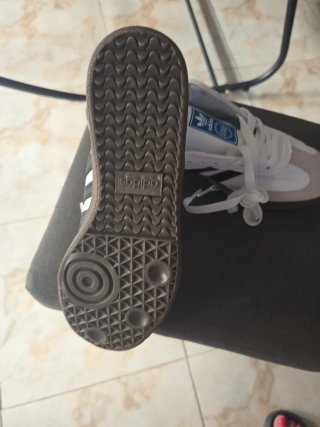 Tenis Adidas Blancos y Beige