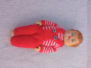 Muñeco vintage de goma con traje de punto
