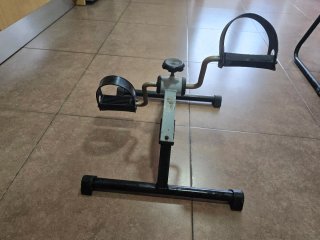 Pedaleador estático para piernas y brazos