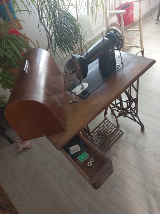 Máquina de coser Wertheim con mueble