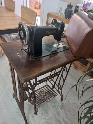 Máquina de coser Wertheim con mueble
