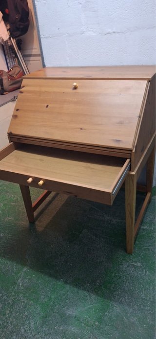 Escritorio de madera con tapa abatible