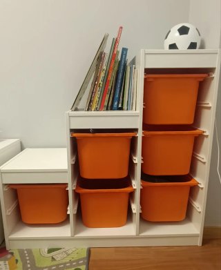 Estantería Escalera Ikea con Cajas Naranja