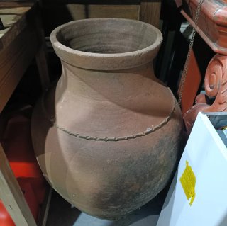 Tinaja antigua de barro