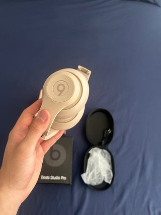 Beats Studio Pro x Kim Edición Limitada Rosa