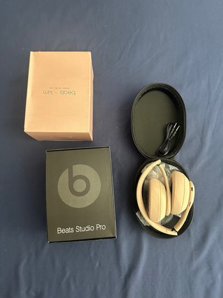 Beats Studio Pro x Kim Edición Limitada Rosa