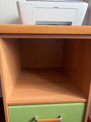 Escritorio madera con cajones verde y amarillo