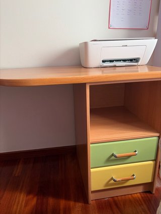 Escritorio madera con cajones verde y amarillo