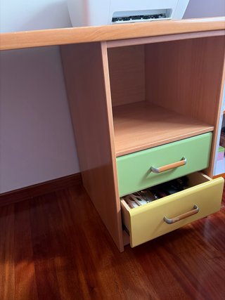 Escritorio madera con cajones verde y amarillo