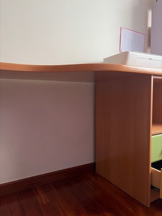 Escritorio madera con cajones verde y amarillo