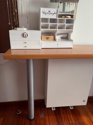 Escritorio madera con cajones verde y amarillo