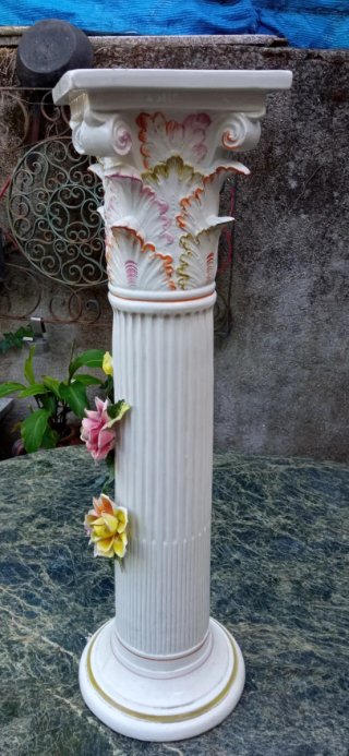 Pedestal de porcelana antiguo