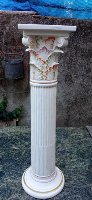 Pedestal de porcelana antiguo