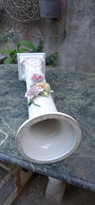 Pedestal de porcelana antiguo