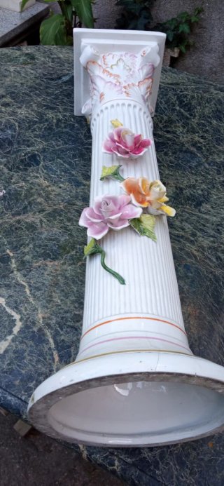 Pedestal de porcelana antiguo