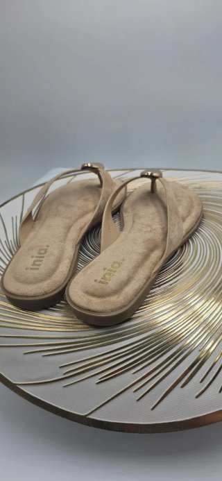 Sandalias Beige Talla 38 con Detalle Dorado