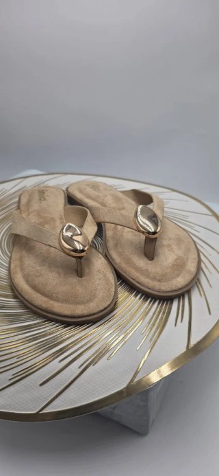 Sandalias Beige Talla 38 con Detalle Dorado