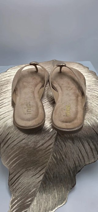 Sandalias Beige Talla 38 con Detalle Dorado