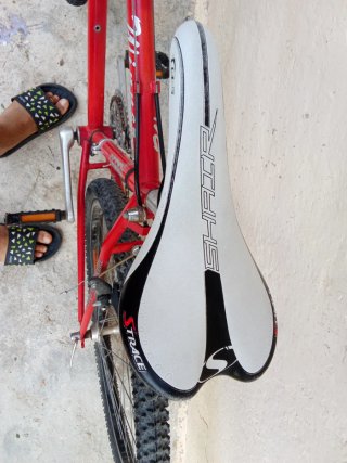 Bicicleta de montaña roja