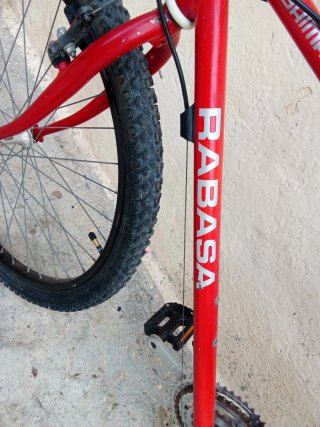 Bicicleta de montaña roja