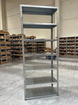 Estanterías metálicas grises
