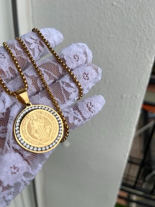Collar Medalla San Benito color oro unisex