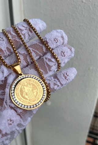 Collar Medalla San Benito color oro unisex