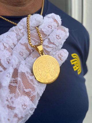 Collar Medalla San Benito color oro unisex