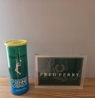 Pegatina verde de Fred Perry en marco metacrilato