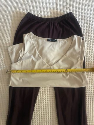 Conjunto top beige y leggings negros