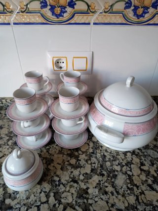 Juego de tazas, sopera y azucarero