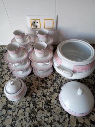 Juego de tazas, sopera y azucarero