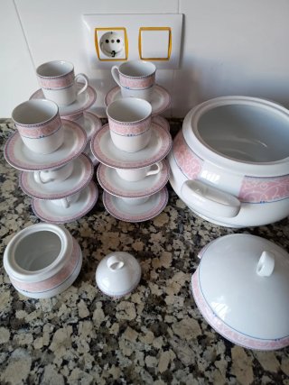 Juego de tazas, sopera y azucarero
