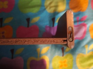 Estante de madera marrón