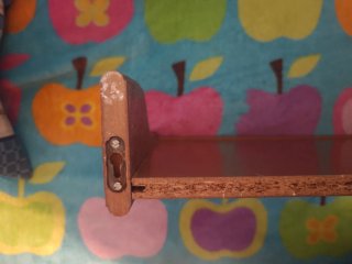 Estante de madera marrón
