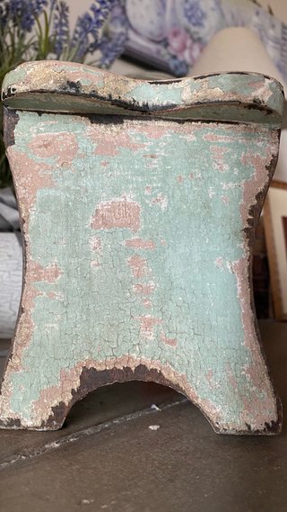 Sgabello fiocco in patina antica