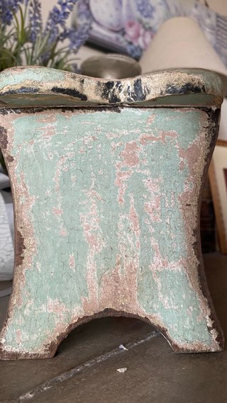 Sgabello fiocco in patina antica